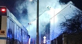Chcąc ratować życie, skoczyli z okna płonącego domu. Mężczyzna zginął na miejscu, kobieta w stanie ciężkim trafiła do szpitala