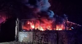 Potężny pożar elektrośmieci w Kiełczowie. Spłonęło składowisko akumulatorów i baterii