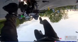 Zderzył się z samochodem podczas relacji na żywo z jazdy motocyklem. Jeden z wrocławski streamerów trafił do szpitala. Zobacz FILM z wypadku