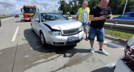 Kolejne typowe najechanie na tył na autostradzie. Ty&hellip;
