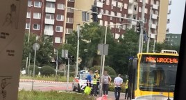 Autobus MPK potrącił dwie kobiety na przejściu dla pieszych przy skrzyżowaniu ulic Obornickiej i Bałtyckiej. Stan jednej z poszkodowanych jest poważny