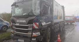 Wypadek z udziałem dwóch pojazdów ciężarowych na ulicy Szczecińskiej we Wrocławiu. Jeden z kierowców został zabrany do szpitala