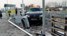 Groźna kolizja na ulicy Kosmonautów we Wrocławiu. 53-latek zasłabł za kierownicą i wjechał w pobliski przystanek tramwajowy