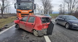 Wypadek z udziałem ciężarówki, ciągnika i osobówki na DK8 w Kobierzycach. Jedna osoba przetransportowana do szpitala.