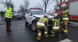 Czołowe zderzenie dwóch osobówek na trasie Kobierzyce-Cieszyce. Jedna osoba przetransportowana do szpitala