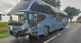 Zjechał na przeciwległy pas i uderzył w autobus. Groźny wypadek na trasie Gniechowice- Małuszów