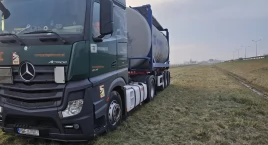 Zasnął za kierownicą ciężarówki na autostradzie A4, wypadł z jezdni i zatrzymał się dopiero po kilkuset metrach