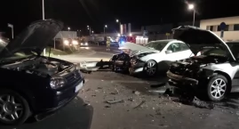 Groźny wypadek na DK8 w gminie Kobierzyce. Zderzyły się 3 auta osobowe i ciężarówka. Małe dziecko zostało zabrane do szpitala
