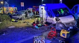 Zderzenie busa z osobówką na DK8 w Bardzie. Trzy osoby poszkodowane. Na miejscu lądował śmigłowiec LPR