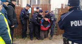 Squattersi kontra policja. Siłowa eksmisja, gaz łzawiący, pałki teleskopowe i ludzka blokada Sokolej. Zobacz film