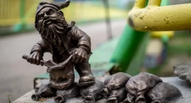 Raciworek – krasnal z piaskowym sercem. Symbol powodziowej solidarności stanął w Złotnikach-Leśnicy
