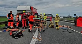 Dostawczy bus wjechał w naczepę ciężarówki. Kierowca zakleszczony. Autostrada A4 w kierunku Katowic zablokowana