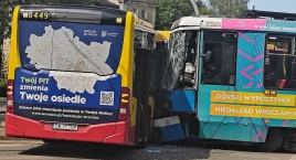 Zderzenie tramwaju z autobusem na alei Jana Kochanowskiego we Wrocławiu. 13 osób poszkodowanych. Potężne utrudnienia w ruchu