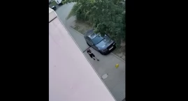 Agresywny mężczyzna na ul. Sołtysowickiej we Wrocławiu. W napadzie furii rzucał butelkami oraz kopał w zaparkowane samochody. FILM