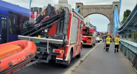 Zdjęcie przedstawia: Spacer po barierkach Mostu Grunwaldzkiego. Szybka reakcja WOPR