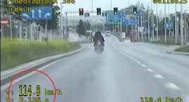Motocyklista pędził przez miasto ponad 100 km/h. Prz&hellip;