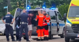 Pościg ulicami Oławy. Kierowca porzucił rozbite Renault i próbował uciekać pieszo