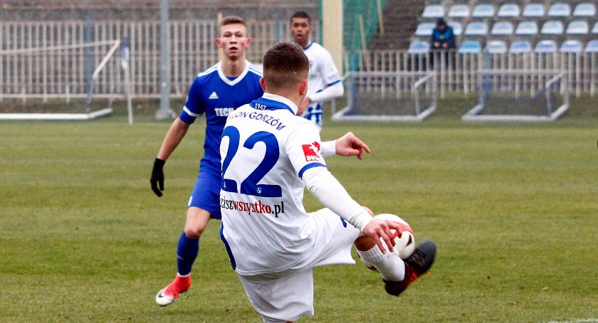 Trudne początki Zmarzlika, zwycięstwa piłkarzy i... koszykarek. Derby w środę