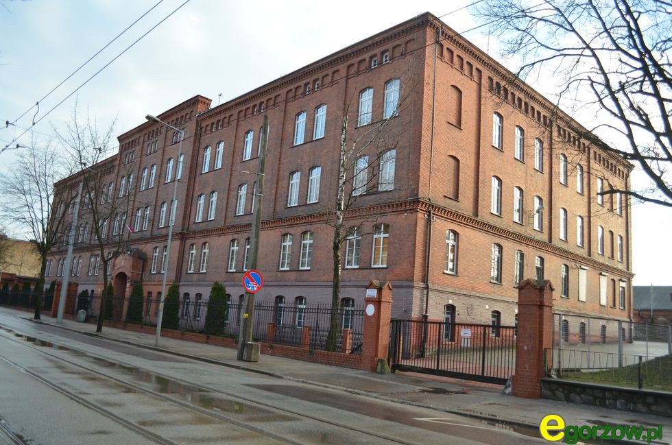 Rozpoczął się proces mężczyzn oskarżonych o zabójstwo na os. Słonecznym w paź. 2015 roku