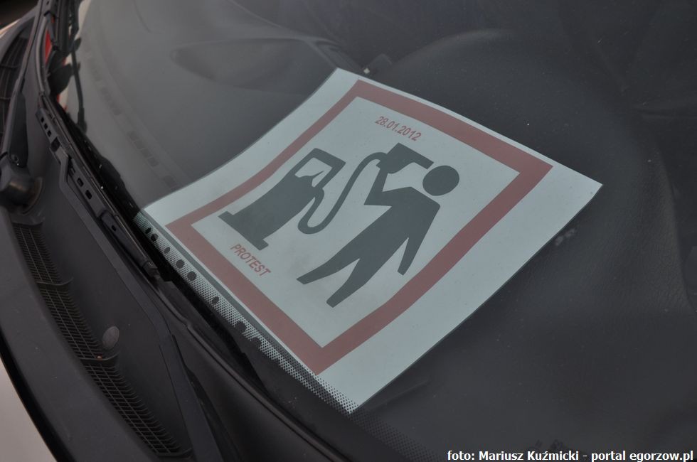 Trwa protest grupy mieszkańców osiedla Piaski w sprawie planów budowy stacji paliw