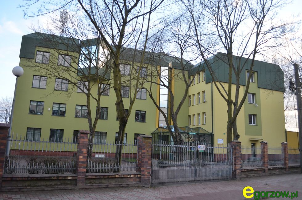 Czy niania musi pracować na