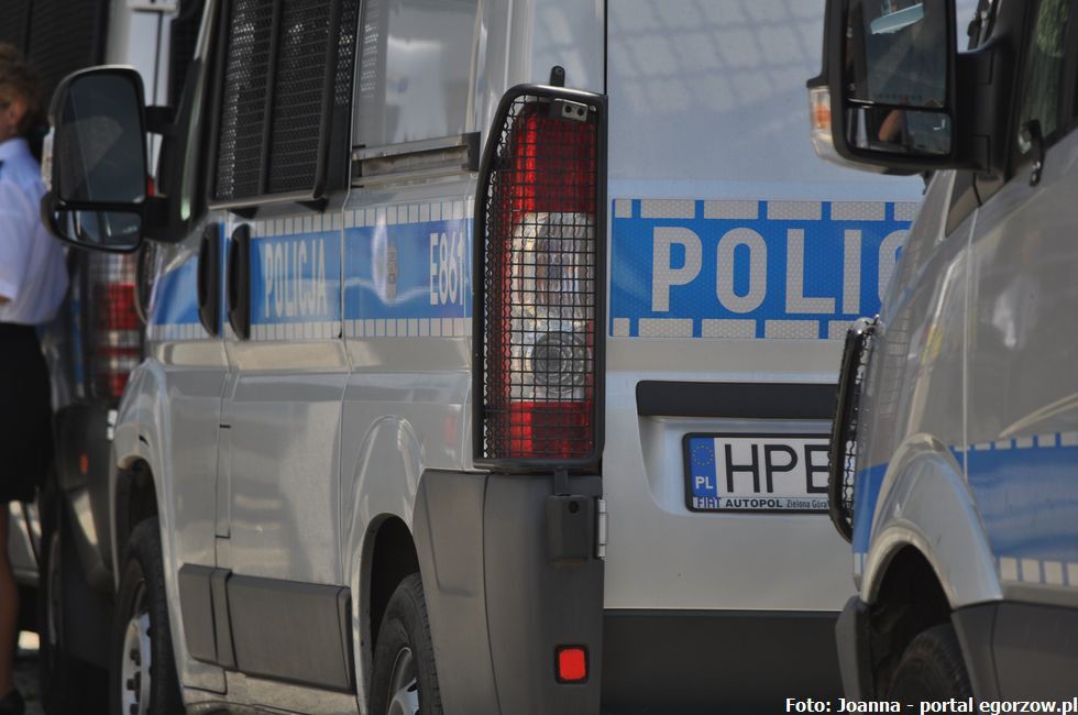Funcjonariusze rozpoczynają działania 