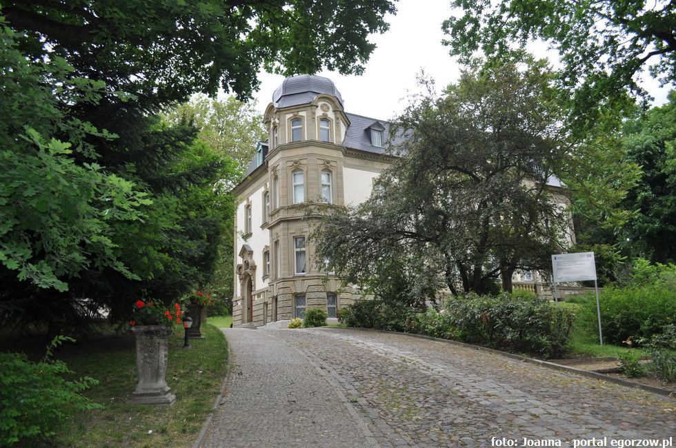 Szkło z Huty Josephine w Muzeum Jana Dekerta