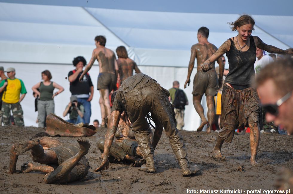 W strugach deszczu w Kostrzynie nad Odrą wystartował XXII Przystanek Woodstock