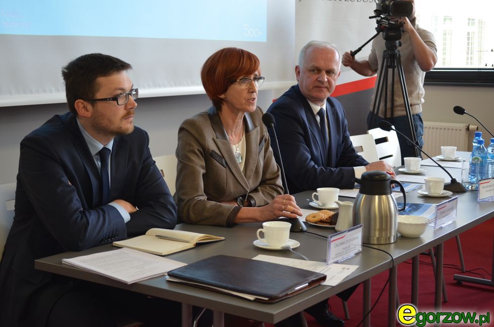 Elżbieta Rafalska przyspieszyła prace nad powstaniem akademii