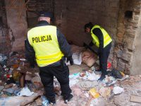 Policjanci wciąż pomagają bezdomnym