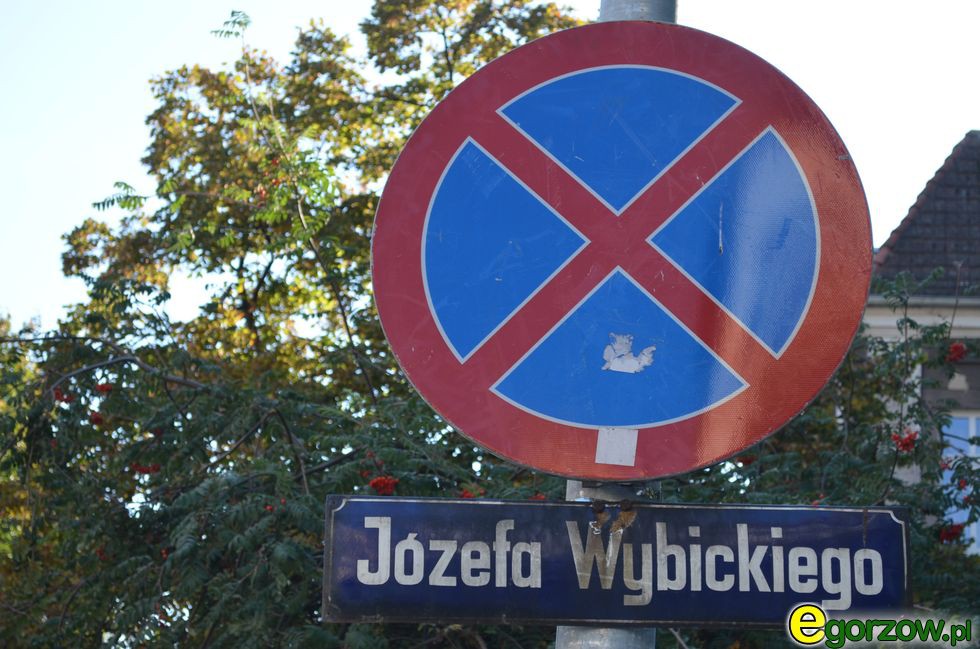 Malowanie oznakowania poziomego na ulicy Wybickiego i Łokietka