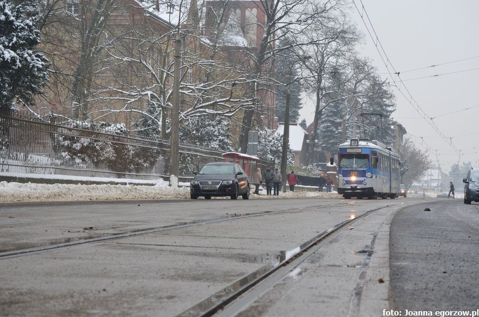 Zderzenie autobusu z samochodem osobowym w centrum miasta