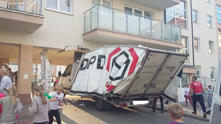 Spektakularny wypadek kuriera na gorzowskim osiedlu