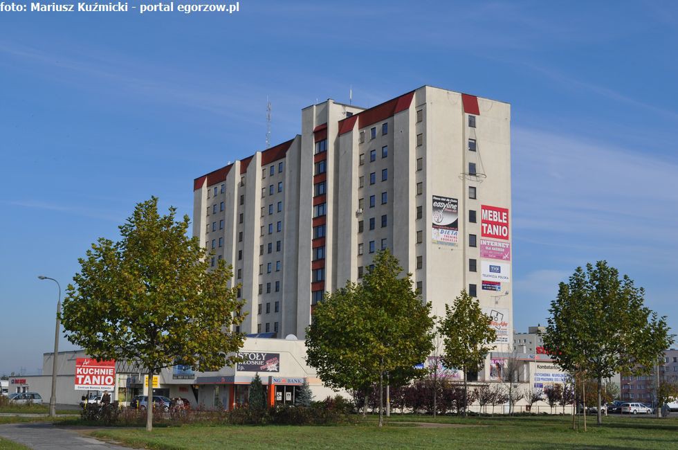 Przewożą biurka, krzesła i tony dokumentów