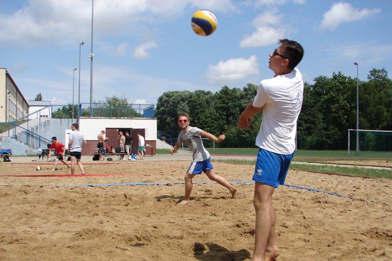 12 zespołów wzięło udział w turnieju siatkówki plażowej [foto]