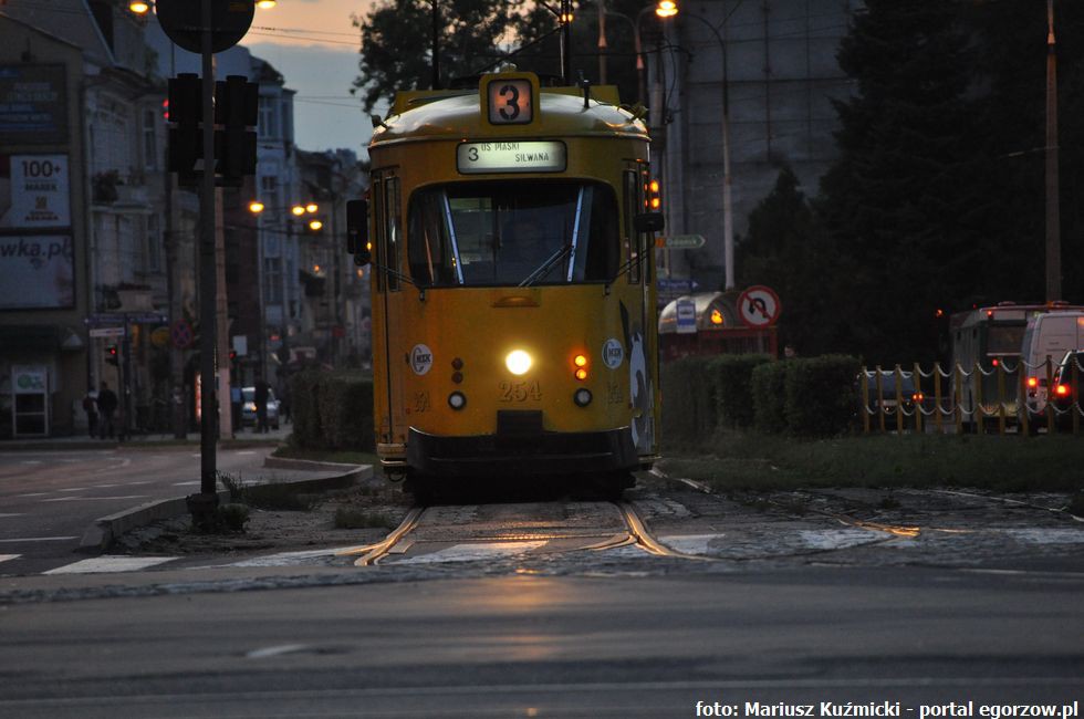 Ekipie technicznej MZK udało się wymienić zniekształcony odcinek torów tramwajowych