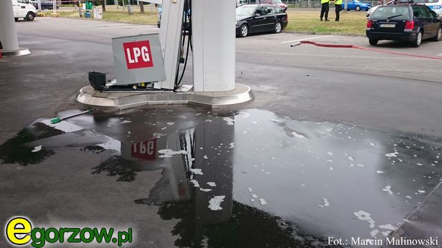 Auto uderzyło w dystrybutor z gazem na stacji paliw [foto]