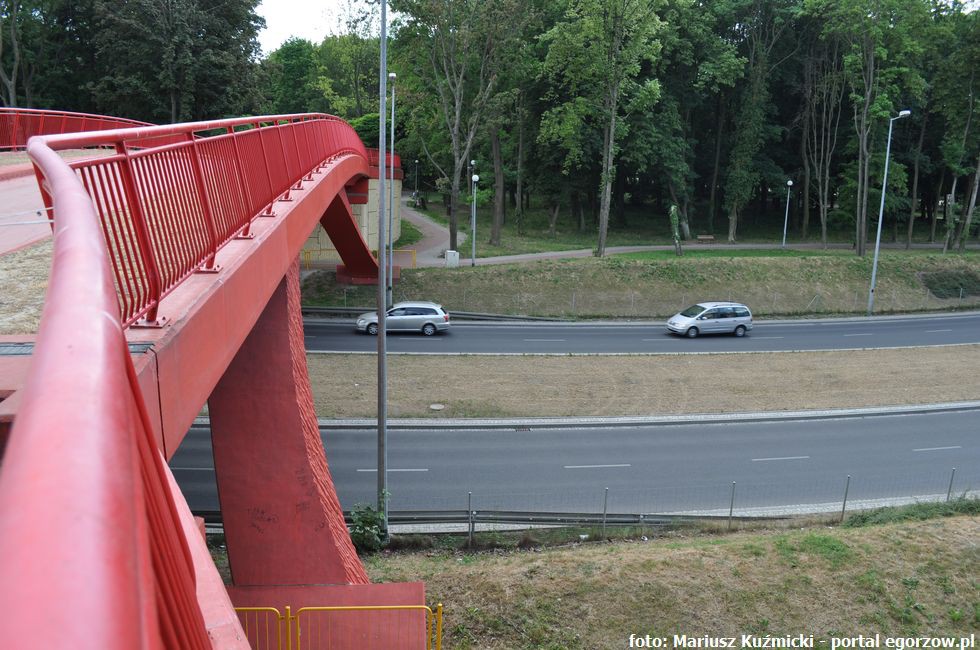 Przez park Kopernika wiedzie Al. Ruchu Młodzieży Niezależnej