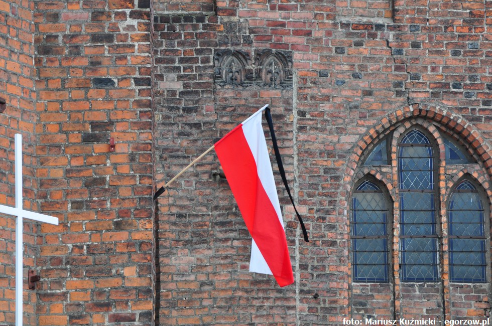 Członkowie PiS złożyli kwiaty na grobach tych, którzy zginęli w Smoleńsku