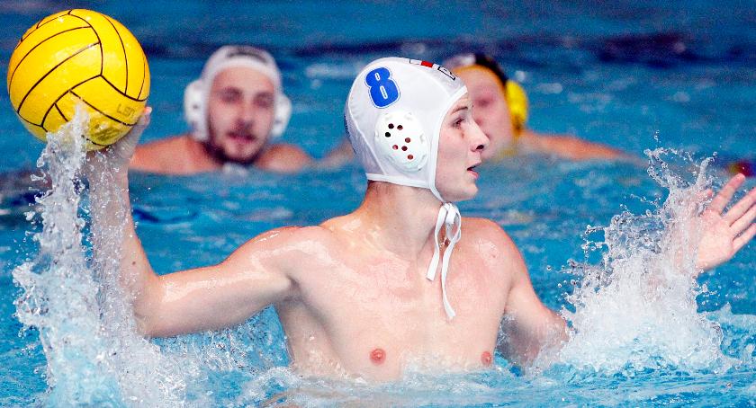 W halach, na boiskach, w wodzie i... na lodzie