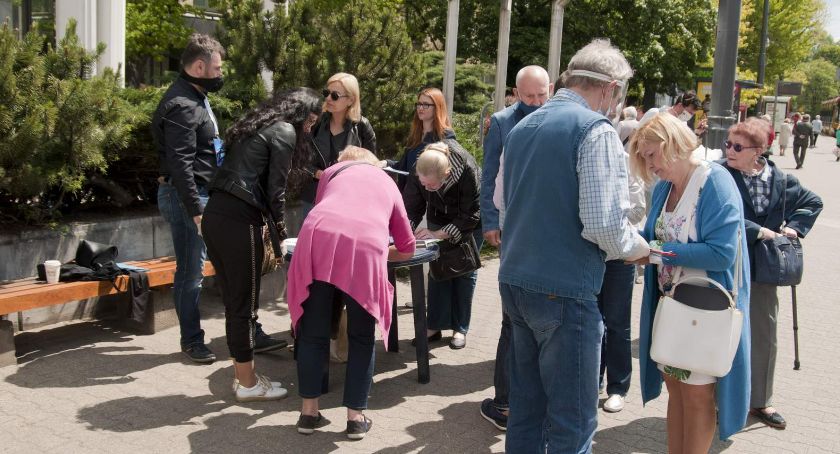Akcja zbierania podpisów na Trzaskowskiego idzie sprawnie