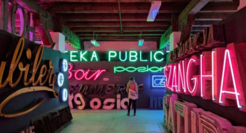 Neon Museum — powojenne reklamy świetlne