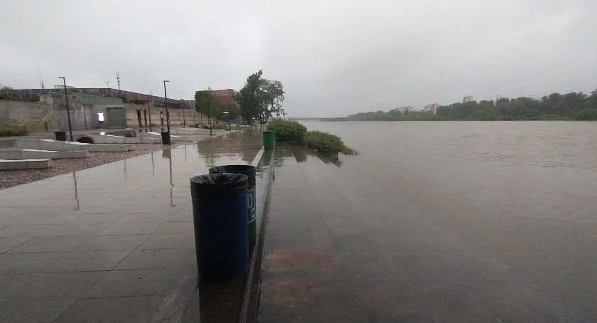 Skutki intensywnych opadów - zalana Warszawa