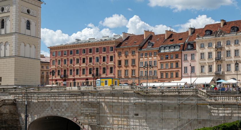 Prace remontowe na Starym Mieście: odbudowa balustrady nad trasą WZ