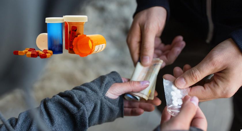 Ekstazy to nie cukierki! 15-letnie dziewczyny zażywają narkotyki. Policja apeluje do rodziców o czujność