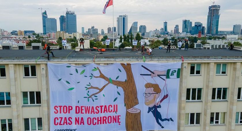 Greenpeace na budynku Ministerstwa Środowiska: 