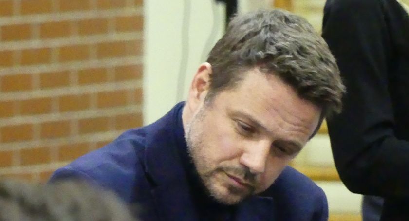 Rafał Trzaskowski zarabia mniej niż jego podwładni
