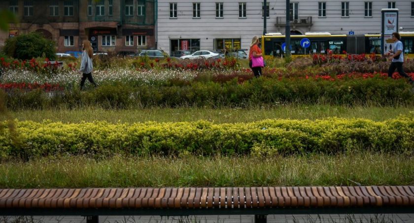 Ławki z lat 60. stanęły na Śródmieściu.