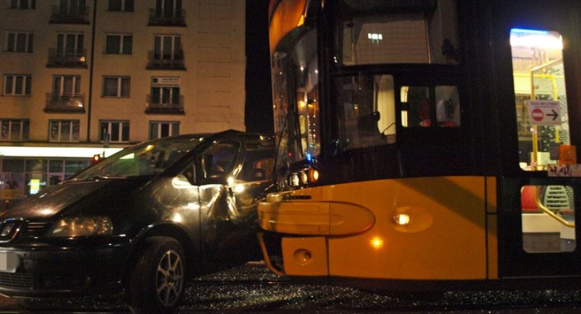 Wypadek przy Hożej. Jedna osoba w szpitalu