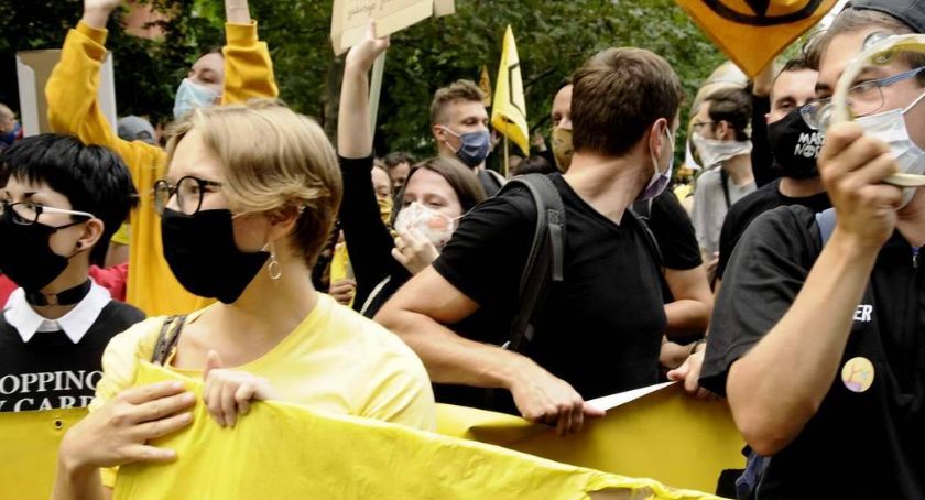 Protest Extinction Rebellion zmienił się w blokadę. Policja zareagowała.